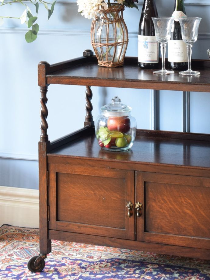 アンティーク家具らしさが漂うワゴン