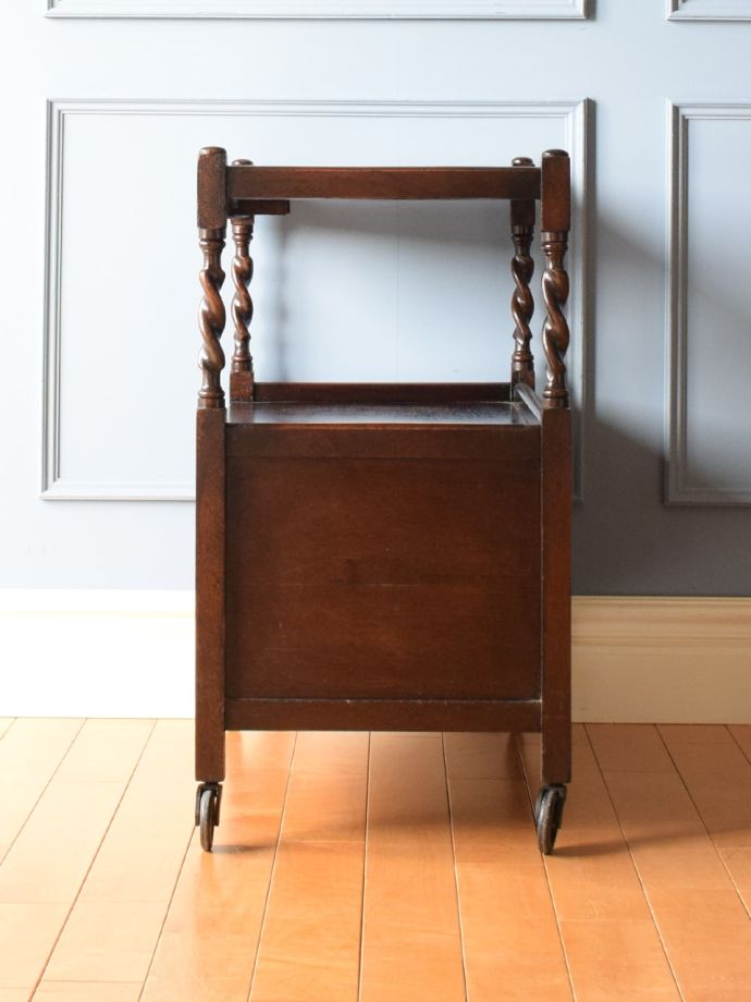 アンティークワゴンの側面