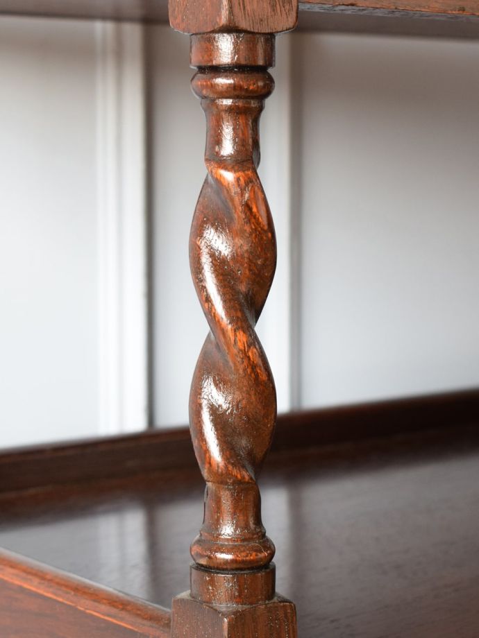 アンティーク家具らしい装飾