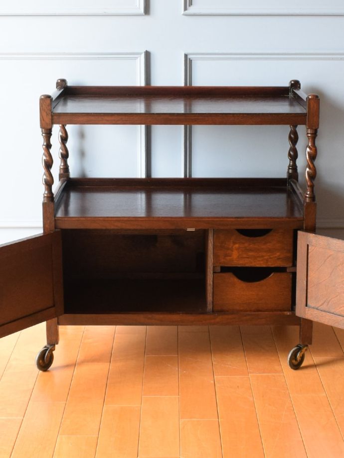 アンティークワゴンの扉の中