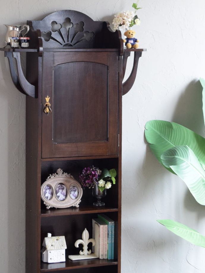 アンティークのオープンシェルフ