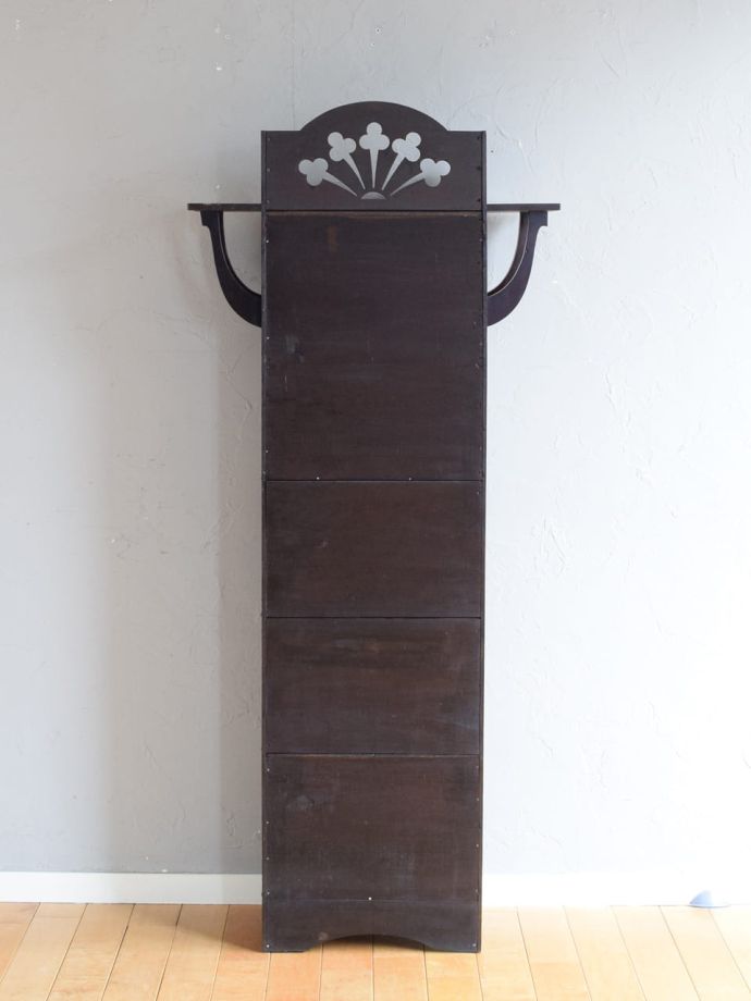 オープンシェルフの後ろ姿