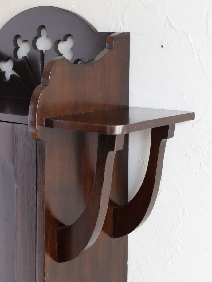 飾り棚付きのアンティークシェルフ