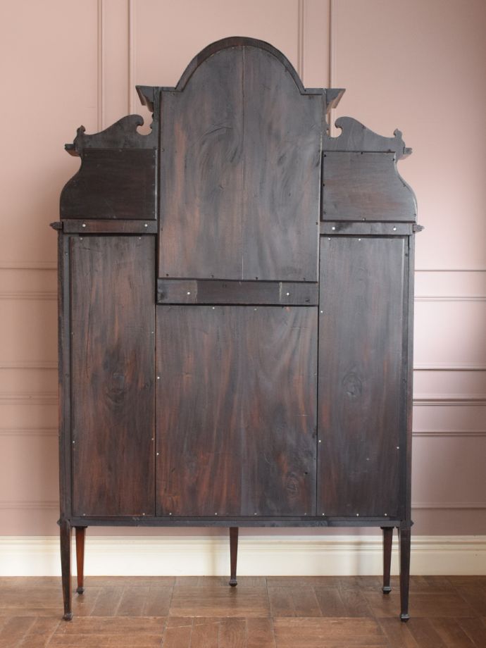 キャビネットの後ろ姿