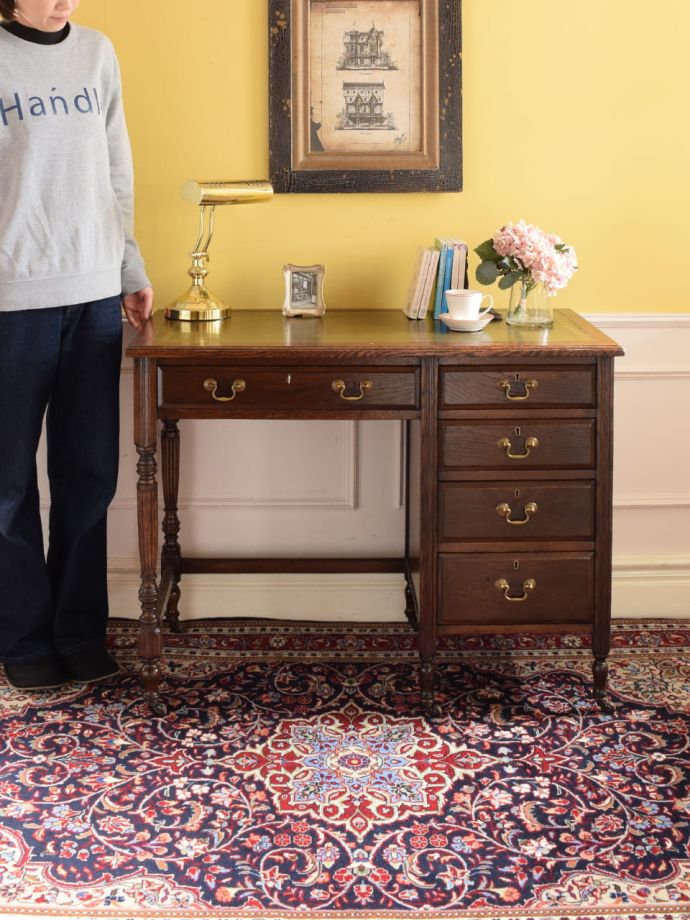 英国アンティークのデスク