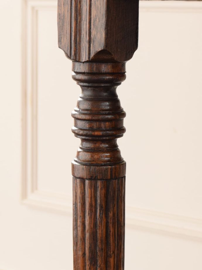 英国アンティーク家具らしい装飾