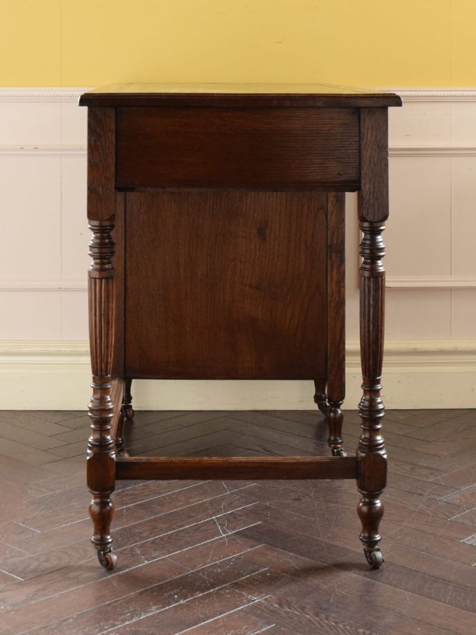 書斎デスクの側面