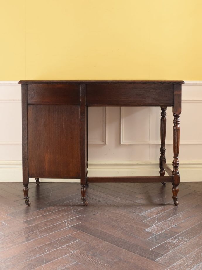 アンティークデスクの後ろ姿