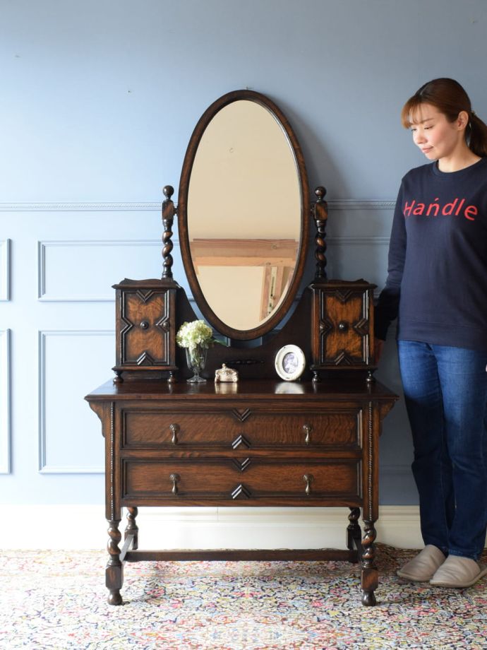 英国アンティークのドレッサー