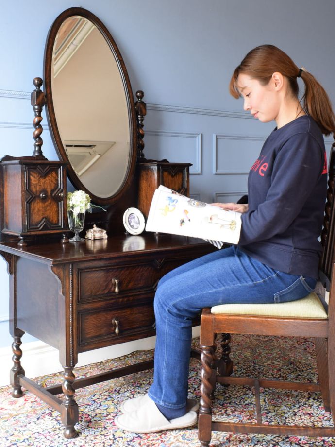 便利に使えるアンティークのドレッサー