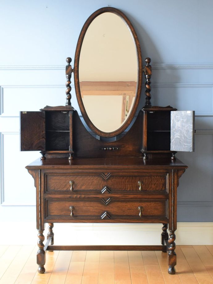 ドレッサーの扉の中