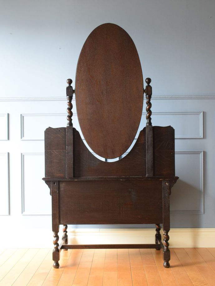 ドレッサーの後ろ姿