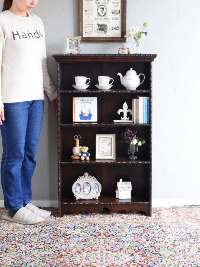 アンティークのオープンシェルフ