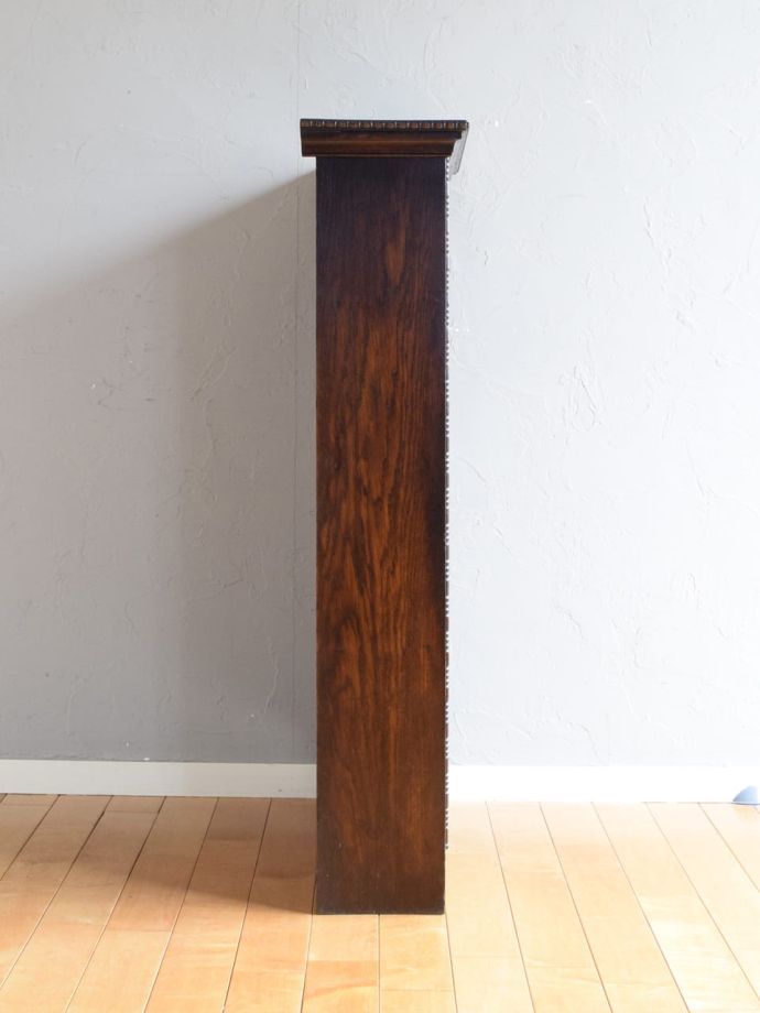 オープンシェルフの側面