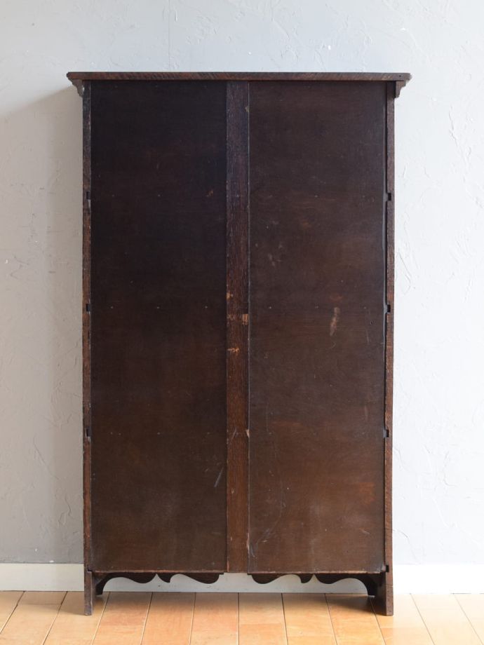 オープンシェルフの後ろ姿