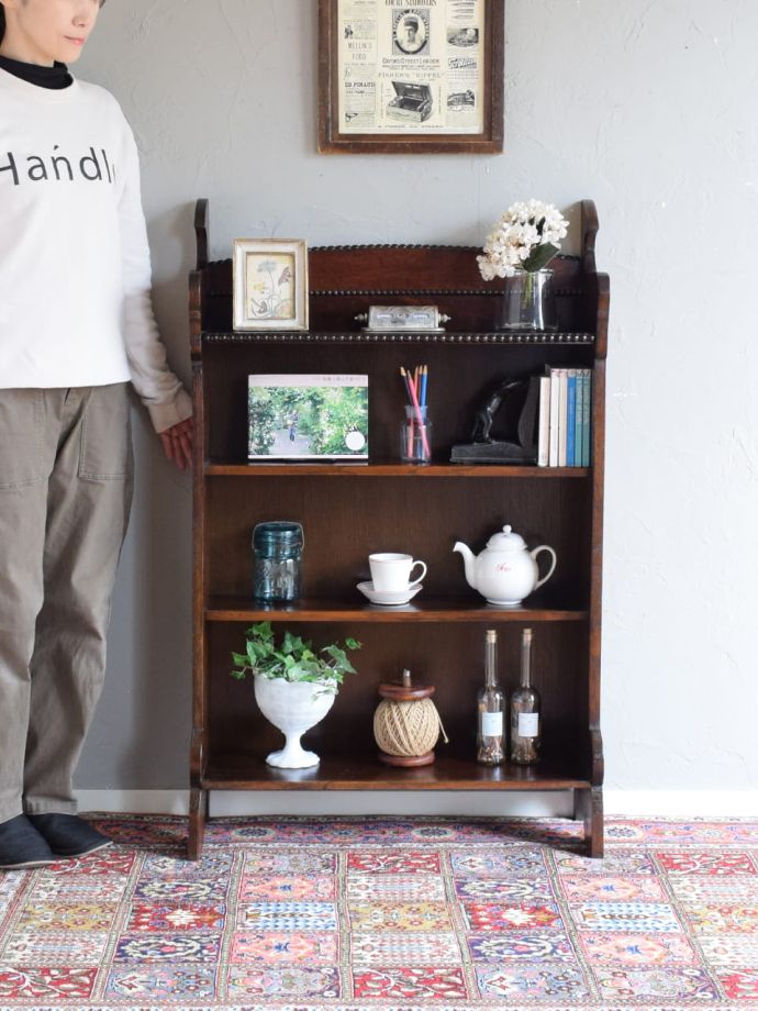 アンティークのオープンシェルフ