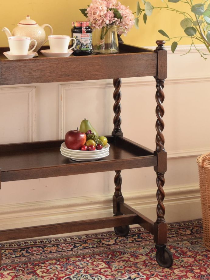 アンティーク家具らしさが漂うワゴン