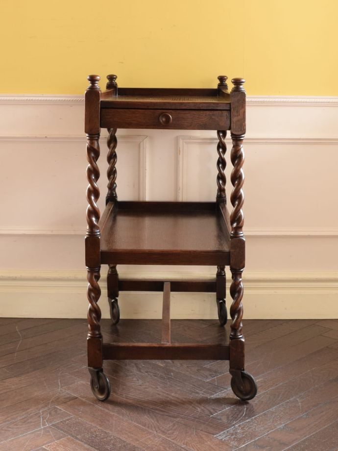 アンティークワゴンの側面