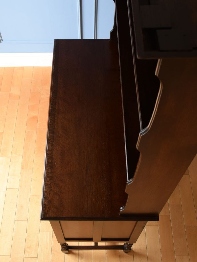 アンティークのオープンシェルフの天板