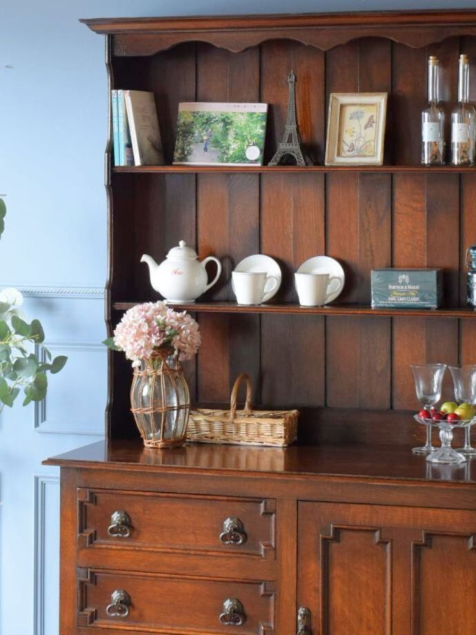 アンティーク家具らしさが漂うオープンシェルフ