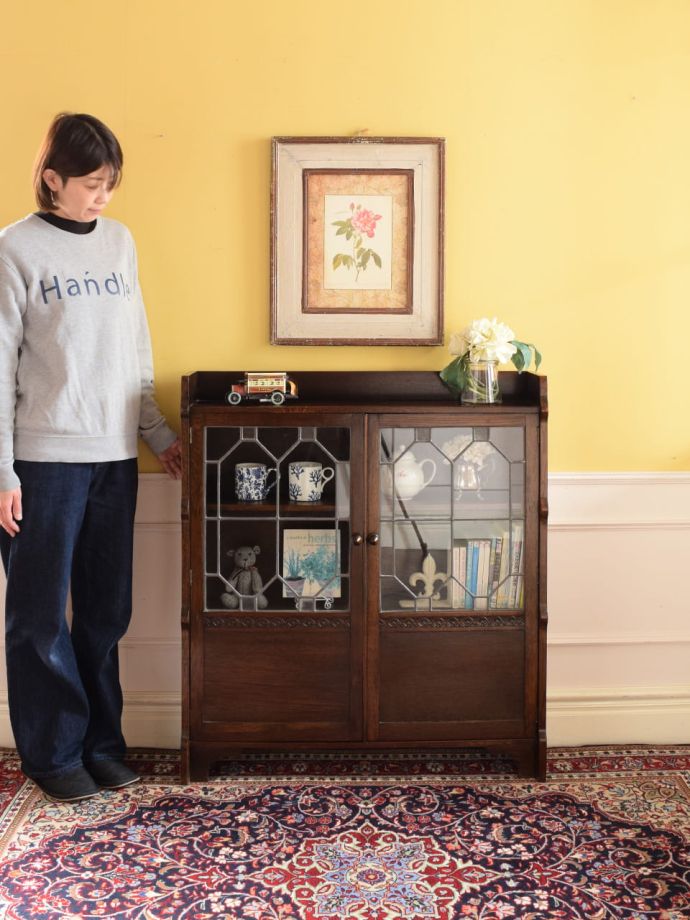 英国アンティークのキャビネット