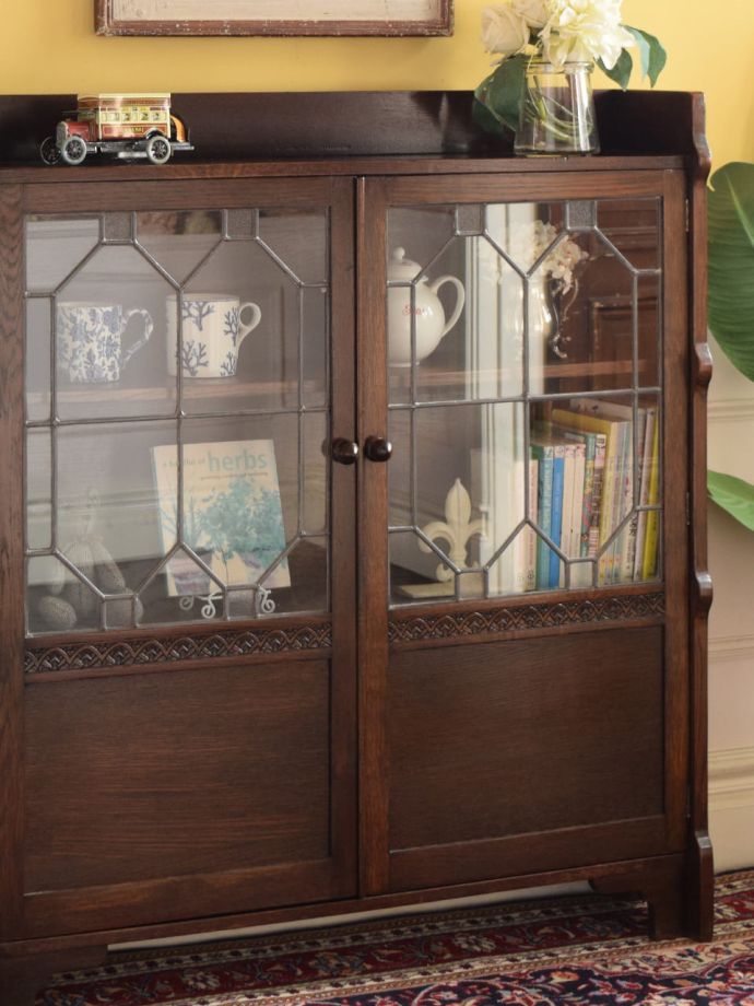 アンティーク家具らしさが漂うキャビネット