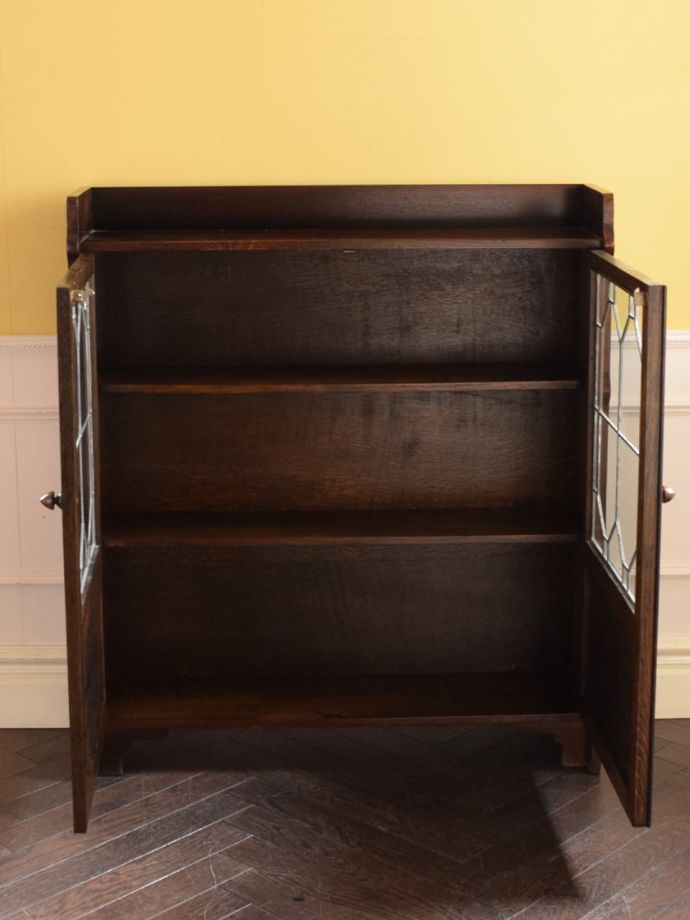 アンティークキャビネット扉の中