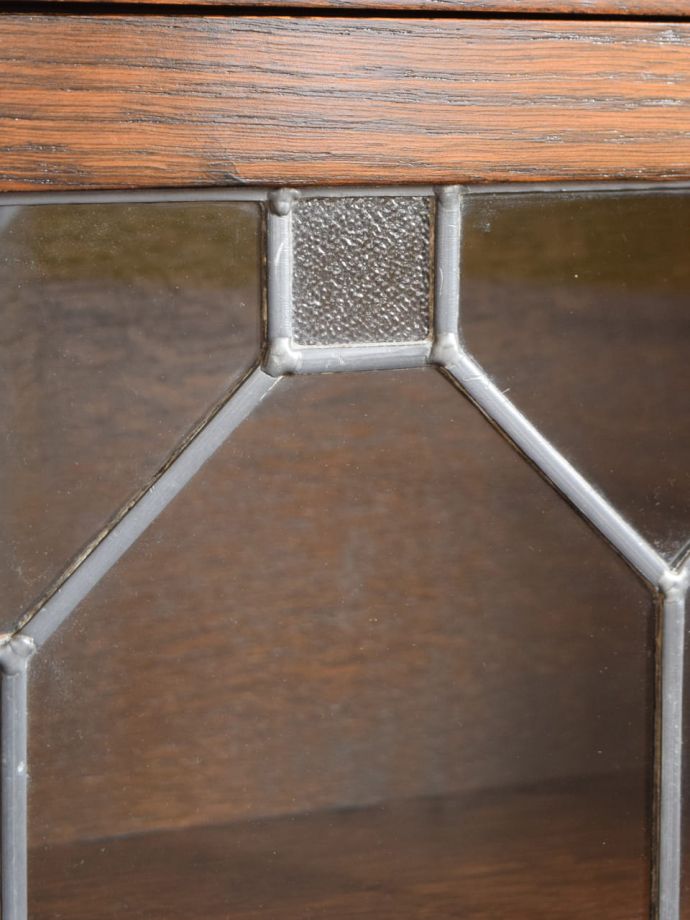 キャビネットの美しいガラス扉