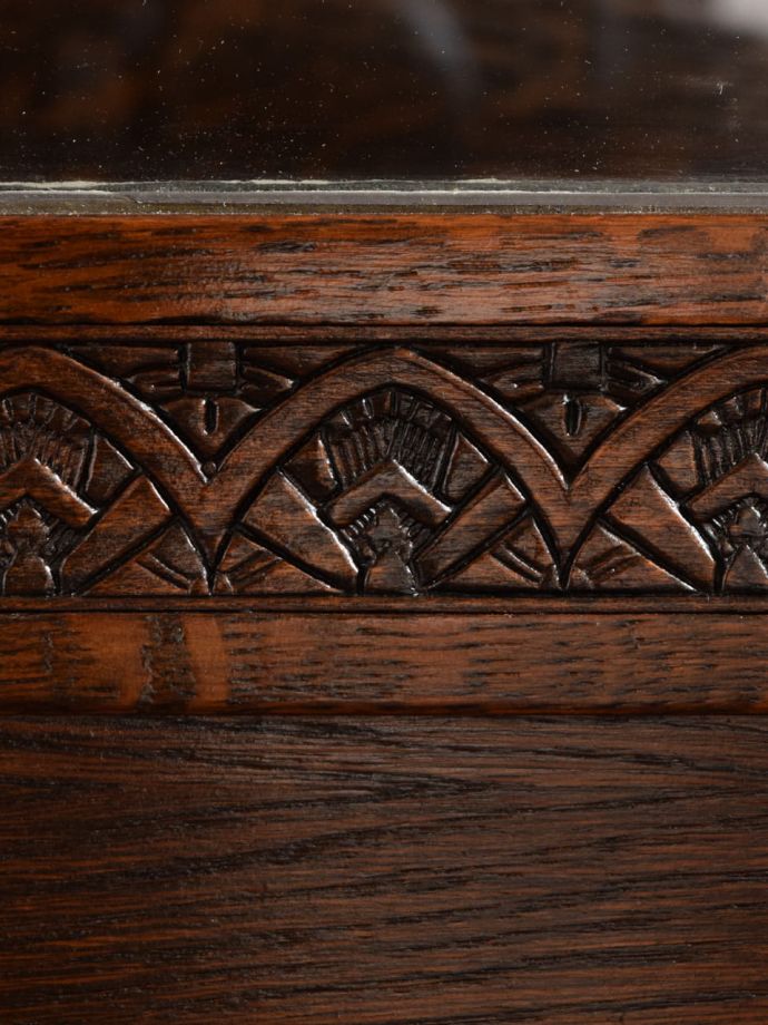 ガラスキャビネットの装飾