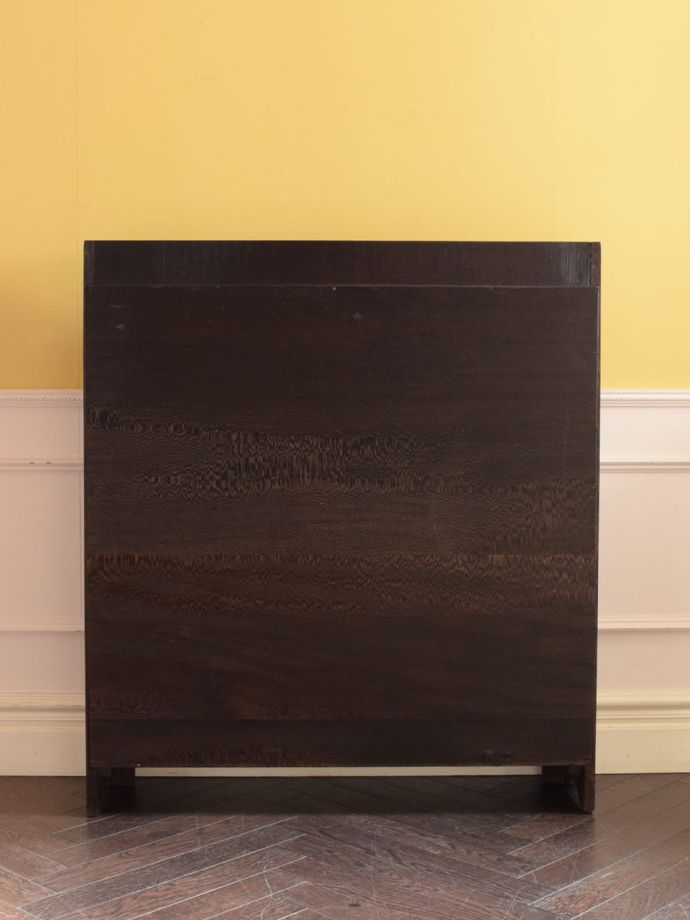 ガラスキャビネットの後ろ姿