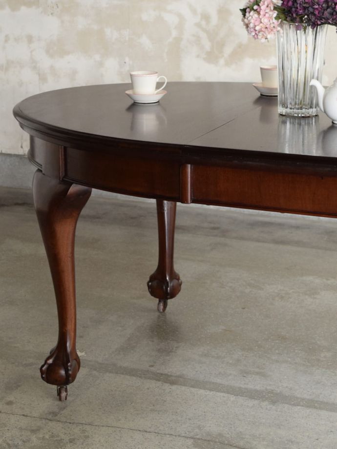 アンティーク家具らしさが漂う脚