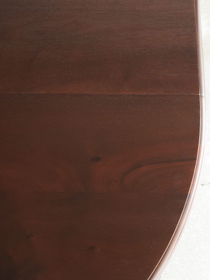 アンティークテーブルらしい木目