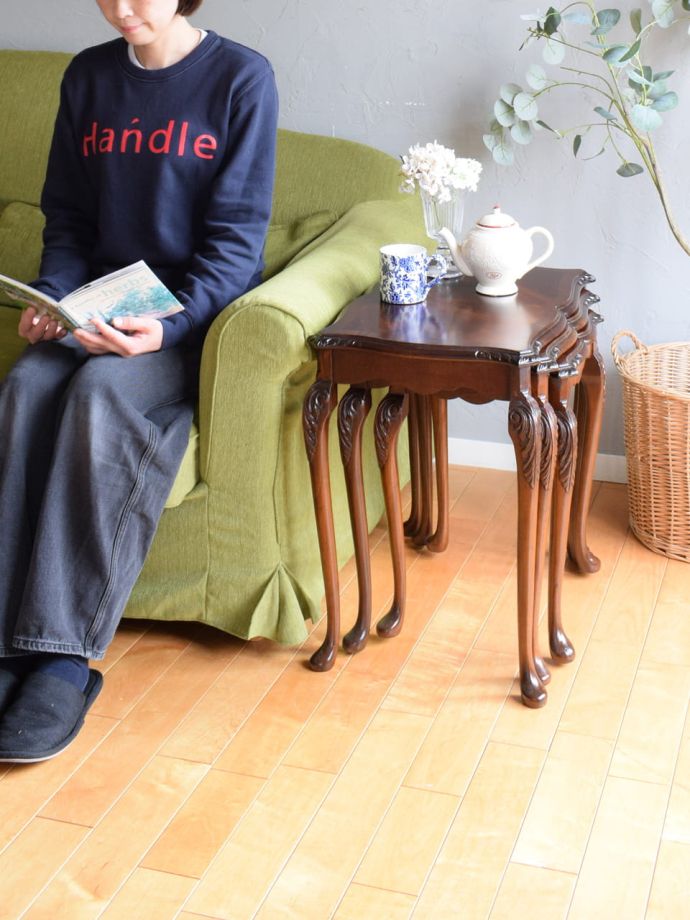 英国スタイルのアンティークテーブル