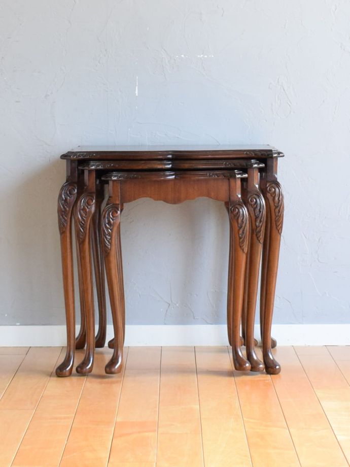 アンティークのネストテーブル