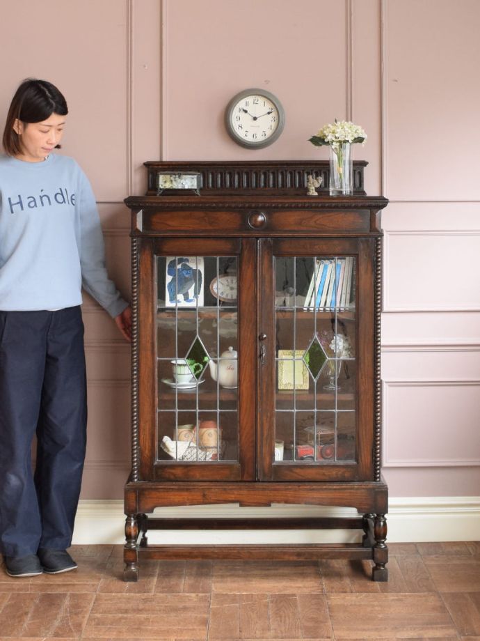 英国アンティークのキャビネット
