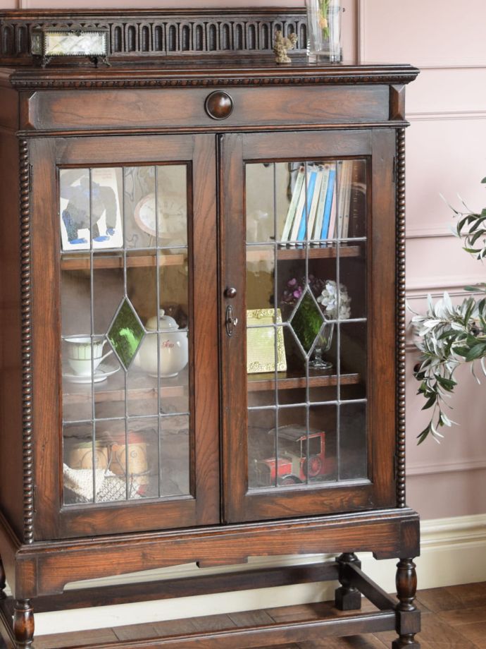 ガラス扉のおしゃれなキャビネット