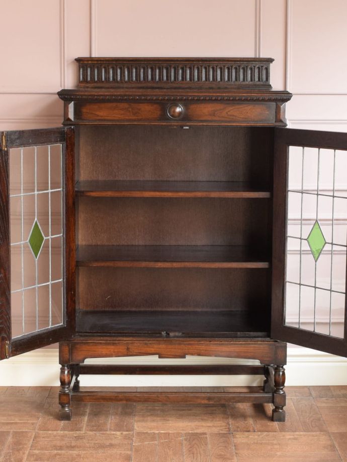 キャビネットの扉の中