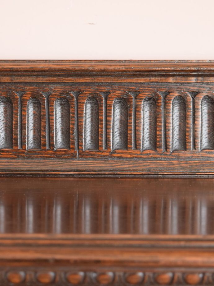 キャビネットの華やかな装飾