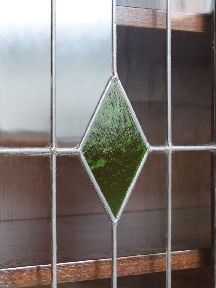 キャビネットの美しいガラス扉