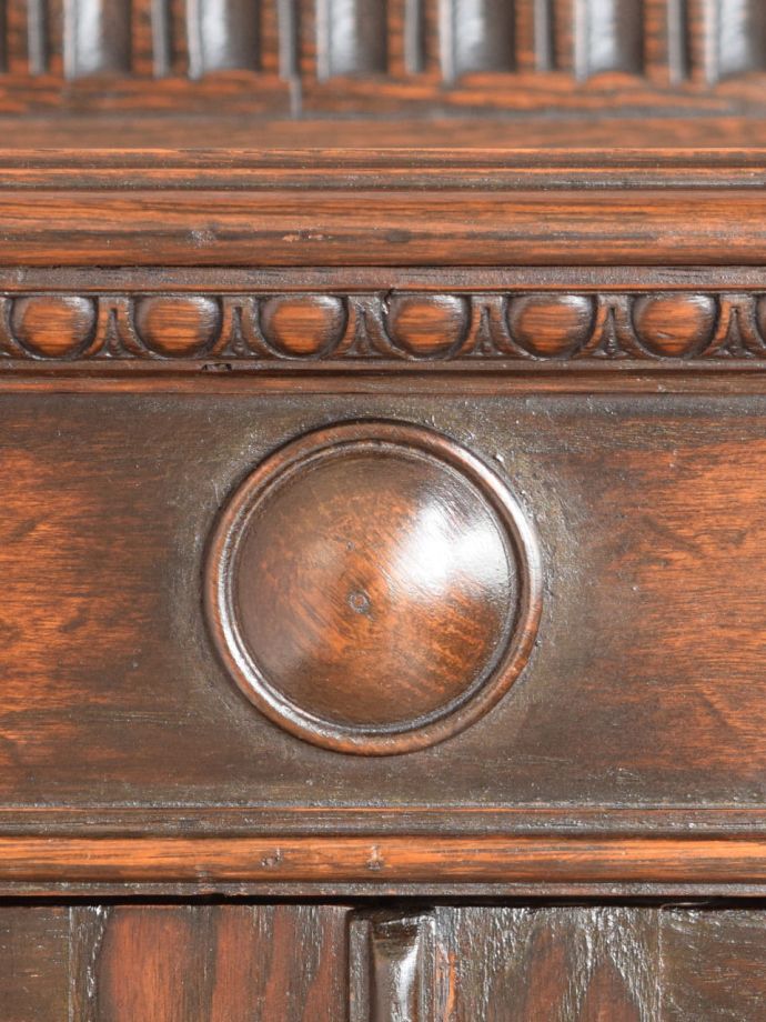 アンティーク家具らしい装飾