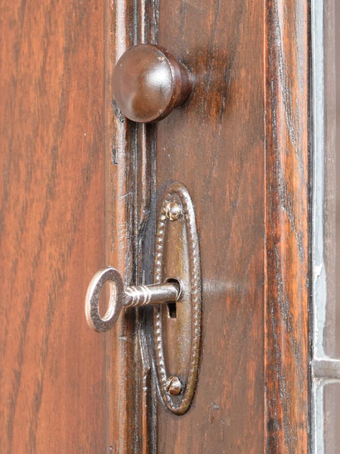 アンティーク家具の取っ手と鍵