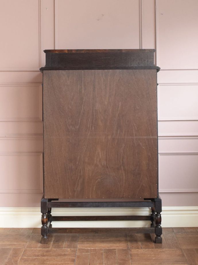 キャビネットの後ろ姿