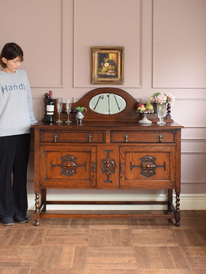 英国アンティークのサイドボード