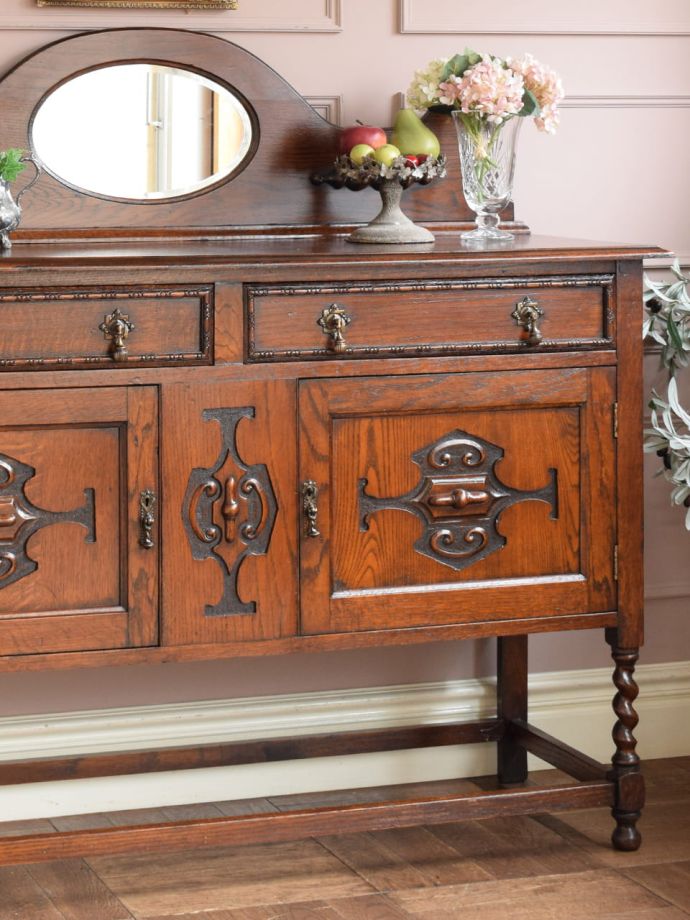 アンティーク家具らしさが漂うサイドボード