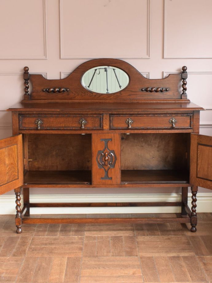 アンティークキャビネットの扉の中