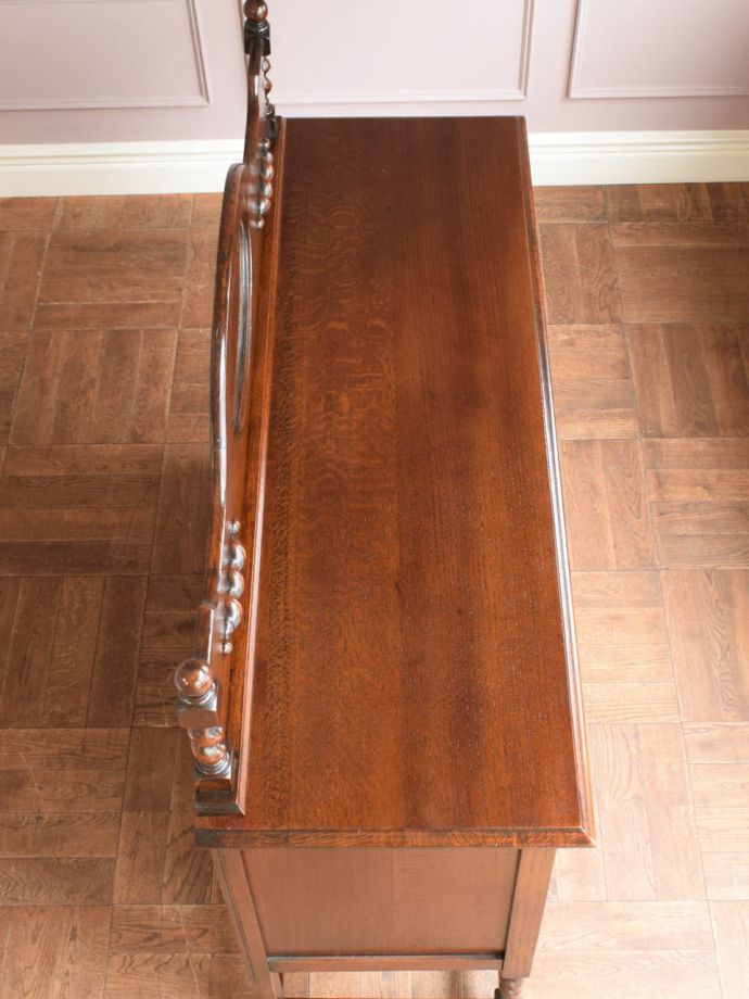 アンティークのサイドボードの天板