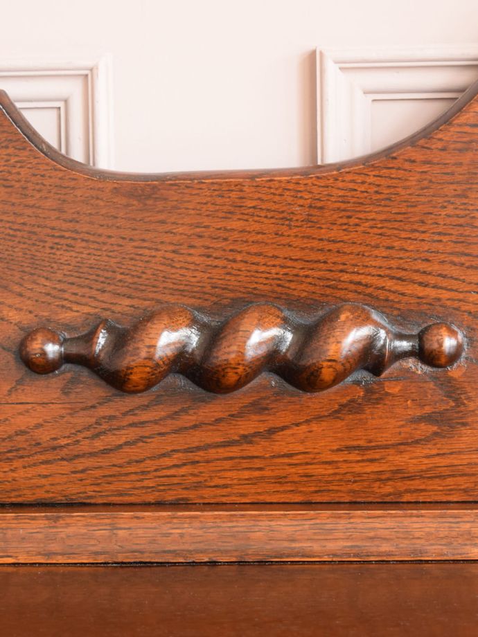 英国アンティーク家具らしい装飾