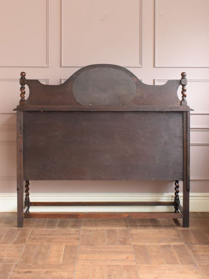 サイドボードの後ろ姿