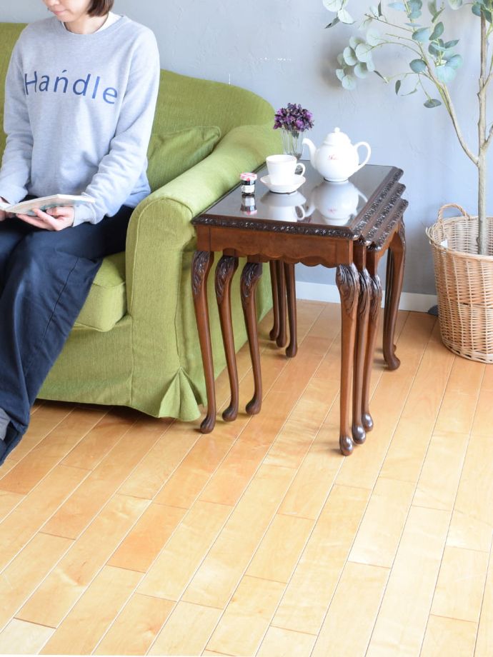 英国スタイルのアンティークテーブル