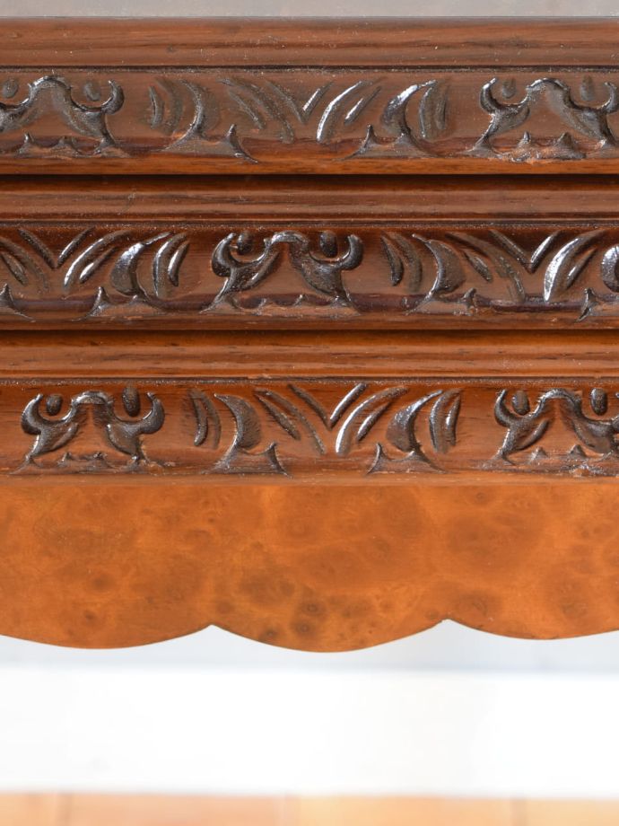 英国アンティークらしい装飾